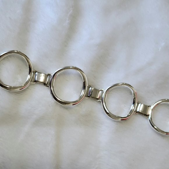 Pretty chic round silver loop bracelet - Picture 3 of 4